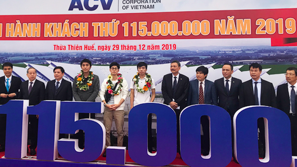 Hành khách thứ 115 triệu và hai hành khách gần số 115 triệu được lãnh đạo ngành hàng không đón tiếp tại sân bay Phú Bài.  - Sputnik Việt Nam