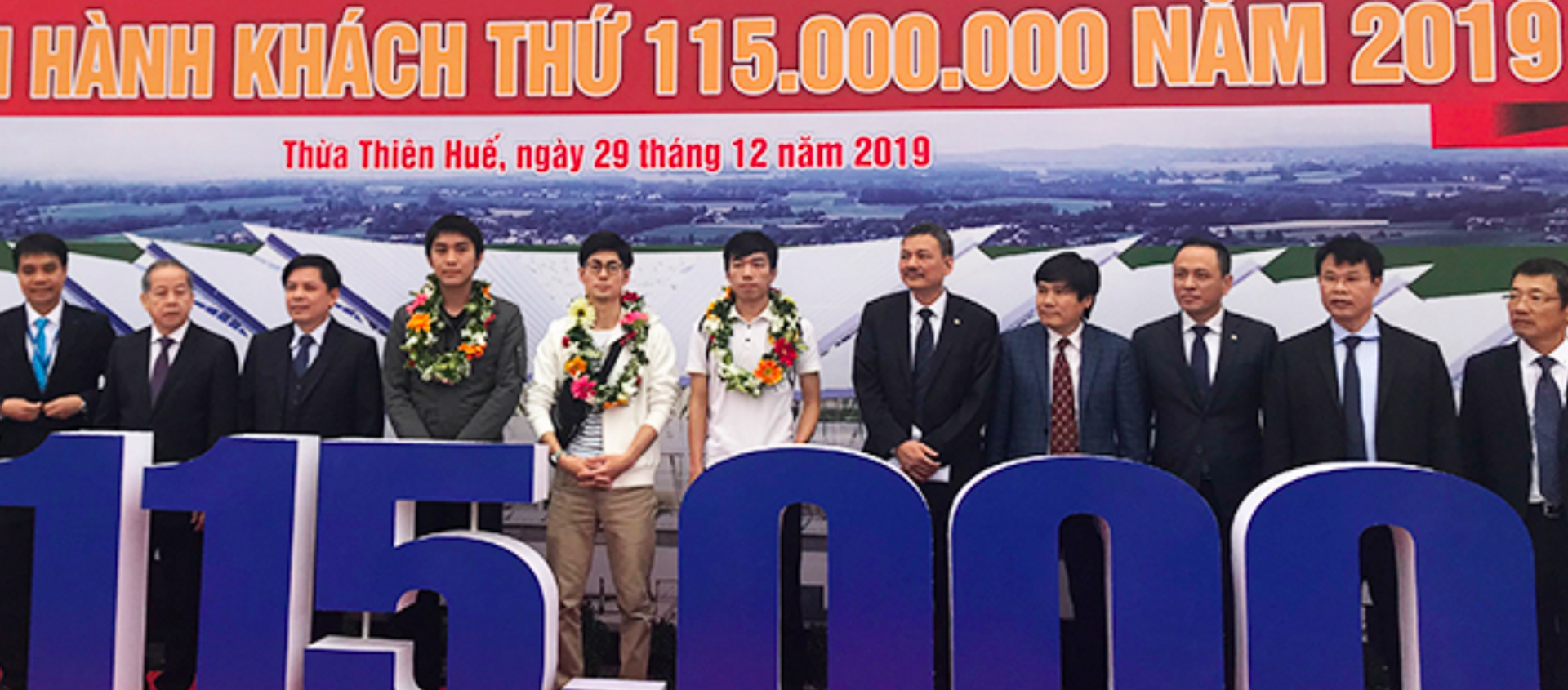 Hành khách thứ 115 triệu và hai hành khách gần số 115 triệu được lãnh đạo ngành hàng không đón tiếp tại sân bay Phú Bài.  - Sputnik Việt Nam, 1920, 29.12.2019
