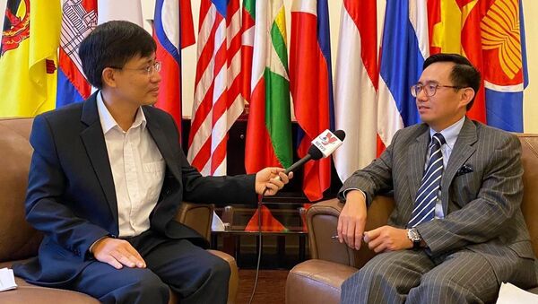 Đại sứ, Trưởng Phái đoàn Đại diện Thường trực Việt Nam tại ASEAN Trần Đức Bình trao đổi với phóng viên TTXVN tại Jakarta.  - Sputnik Việt Nam