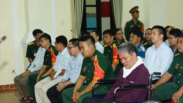 Bị cáo Trần Văn Đồng ngồi xe lăn đến tòa do bị tai biến - Sputnik Việt Nam