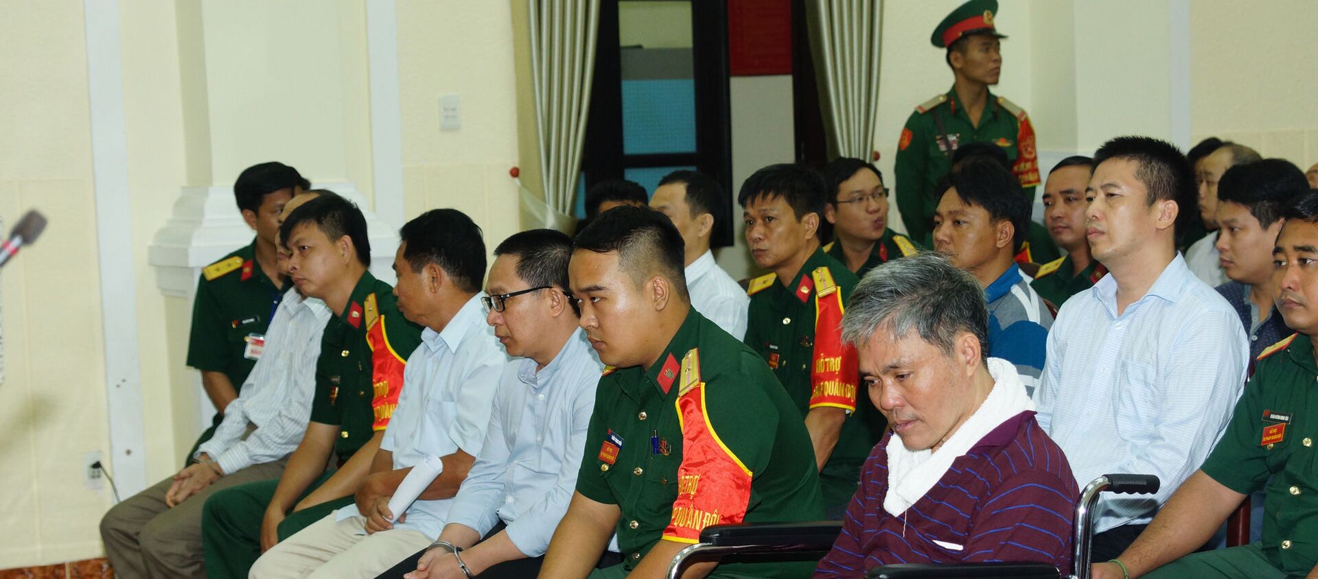 Bị cáo Trần Văn Đồng ngồi xe lăn đến tòa do bị tai biến - Sputnik Việt Nam, 1920, 31.12.2019