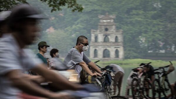 Ô nhiễm không khí tại Hà Nội tăng cao do nhiều yếu tố như: khí thải công nghiệp, đốt rơm rạ tràn lan, ùn tắc giao thông, xây dựng, sử dụng than tổ ong...  - Sputnik Việt Nam
