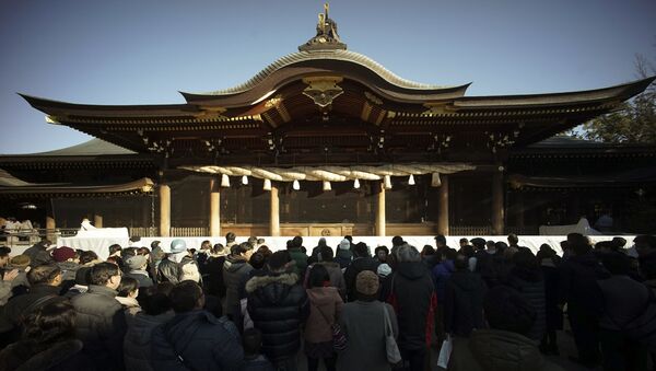 Mọi người trong buổi cầu nguyện vào ngày đầu tiên của năm mới ở chùa Samukawa, Nhật Bản - Sputnik Việt Nam