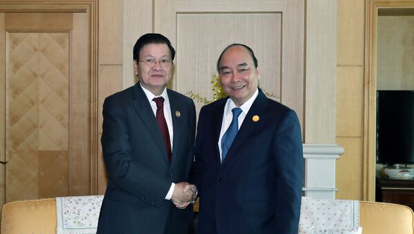 Thủ tướng Nguyễn Xuân Phúc gặp Thủ tướng Lào Thongloun Sisoulith - Sputnik Việt Nam