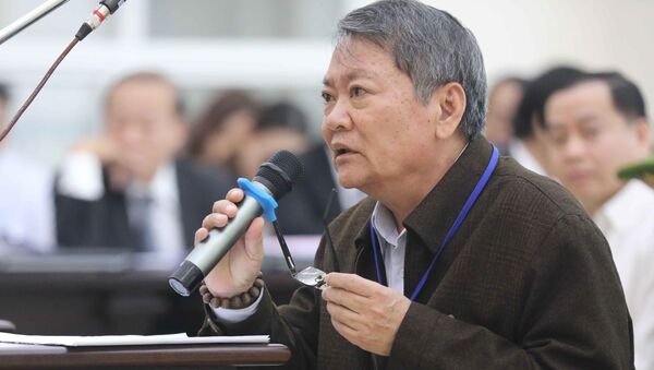 Bị cáo Phan Xuân Ít (sinh năm 1954, cựu Phó Chánh Văn phòng UBND thành phố Đà Nẵng) trả lời các câu hỏi thẩm vấn của đại diện Viện Kiểm sát nhân dân - Sputnik Việt Nam