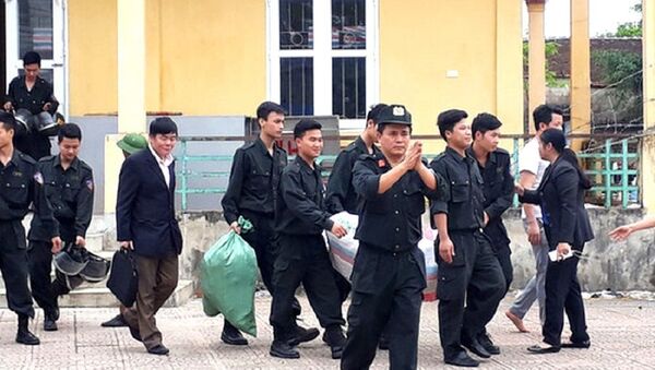 Các nhân viên công lực được người dân Đồng Tâm thả ra hồi Tháng Tư, 2017. - Sputnik Việt Nam