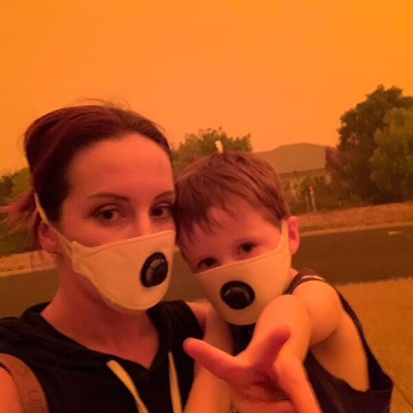 Mẹ với con trai mang mặt nạ bảo vệ - Sputnik Việt Nam