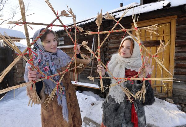  Các cô gái trong buổi bói Giáng sinh ở làng Cossack Chernorechye, tỉnh Chelyabinsk - Sputnik Việt Nam