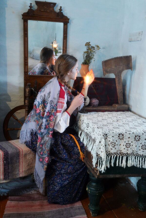 Cô gái trong buổi bói Giáng sinh ở làng Cossack Chernorechye, tỉnh Chelyabinsk - Sputnik Việt Nam