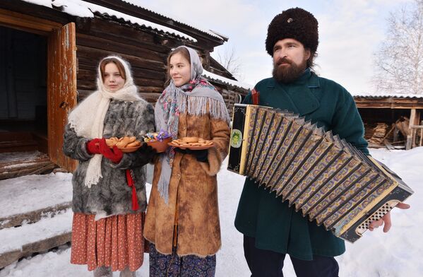 Các thành viên nhóm hát mừng Giáng sinh tại làng Cossack Chernorechye, tỉnh Chelyabinsk - Sputnik Việt Nam