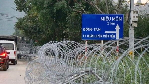 Đất khu đồng Sênh được quây bằng thép gai. Cảnh sát cắm chốt tại tất cả các lối ra vào thôn Hoành (xã Đồng Tâm). - Sputnik Việt Nam