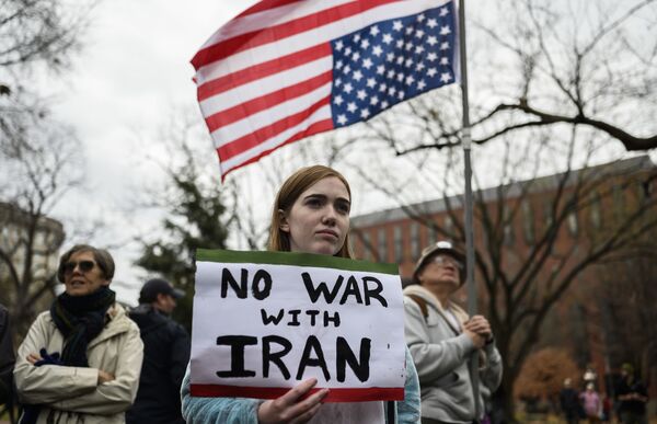Những người tham gia cuộc biểu tình chống chiến tranh trước Nhà Trắng ở Washington - Sputnik Việt Nam