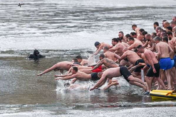 Các tín đồ lặn xuống hồ băng ở Sofia trong ngày lễ Chúa hiển linh - Sputnik Việt Nam