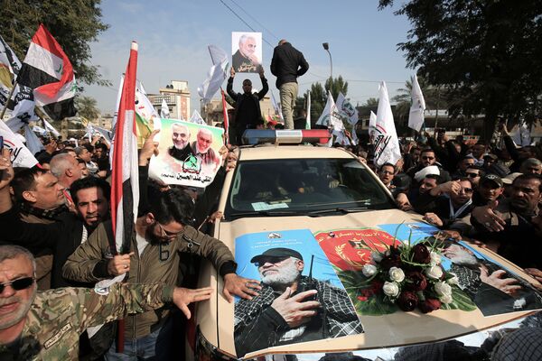 Chiếc xe với ảnh quân nhân Iraq Abu Mahdi al-Muhandis trong tang lễ ở Baghdad - Sputnik Việt Nam