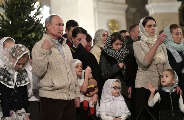 Tổng thống Nga Vladimir Putin trong lễ Giáng sinh tại Nhà thờ ở St. Petersburg - Sputnik Việt Nam