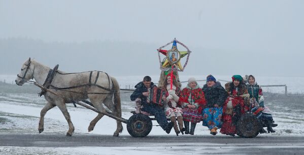 Lễ Giáng sinh tại làng Dubovka, Belarus - Sputnik Việt Nam