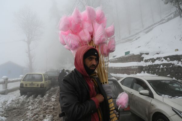 Người bán kẹo trong khi tuyết rơi, Pakistan - Sputnik Việt Nam