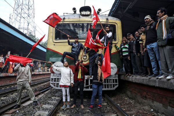 Những người ủng hộ Đảng Cộng sản Ấn Độ chặn tàu chở khách trong cuộc biểu tình chống chính phủ, Calcutta - Sputnik Việt Nam