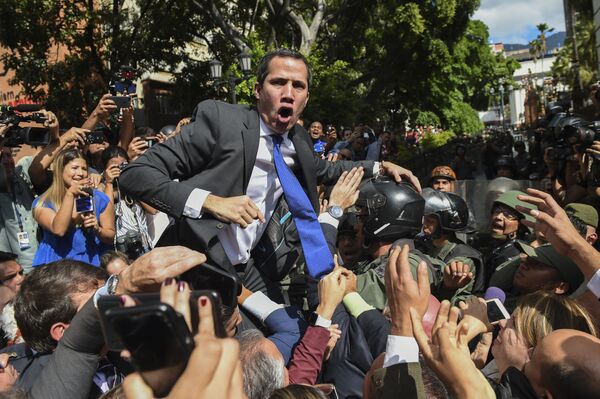Tổng thống Venezuela tự xưng Juan Guaidó và các nhà báo trên đường đến Quốc hội, Caracas - Sputnik Việt Nam