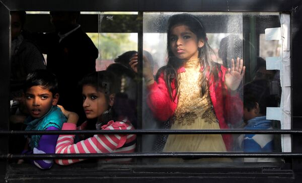 Hành khách xe buýt theo dõi cuộc biểu tình phản đối luật công dân mới, New Delhi, Ấn Độ - Sputnik Việt Nam