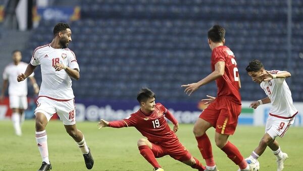 Số 9 đội UAE cầm bóng kéo léo và tạo ra đột biết trên hàng công. - Sputnik Việt Nam