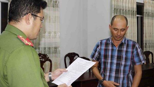 Công an quận Ninh Kiều đọc lệnh bắt người trong trường hợp khẩn cấp đối với Chung Hoàng Chương - Sputnik Việt Nam