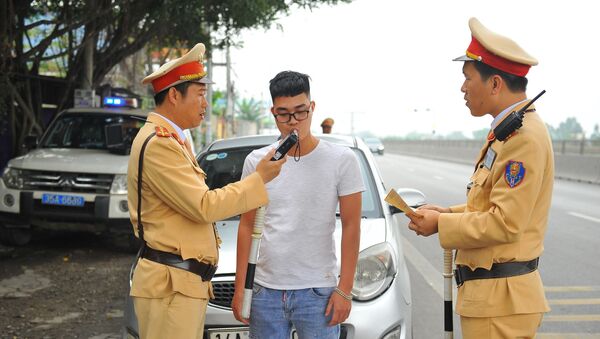 Cán bộ chiến sĩ CSGT Trạm Ql1A (Ninh Bình) kiểm tra nồng độ cồn đối với lái xe - Sputnik Việt Nam