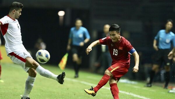 Quang Hải (19-U23 Việt Nam) tạt bóng vào vòng cấm địa U 23 Jordan. - Sputnik Việt Nam