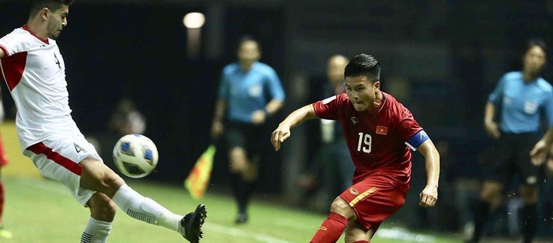 Quang Hải (19-U23 Việt Nam) tạt bóng vào vòng cấm địa U 23 Jordan. - Sputnik Việt Nam, 1920, 09.03.2020