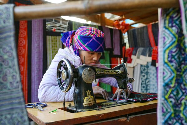 Người phụ nữ H'mong bên chiếc máy may, tỉnh Lào Cai, Việt Nam - Sputnik Việt Nam