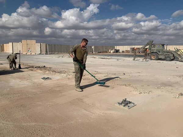 Quân nhân Mỹ dọn dẹp căn cứ quân sự Ain al-Asad ở Iraq sau khi bị tấn công - Sputnik Việt Nam