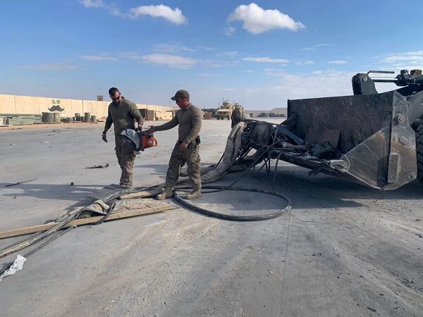 Quân nhân Mỹ dọn dẹp căn cứ quân sự Ain al-Asad ở Iraq sau khi bị tấn công - Sputnik Việt Nam