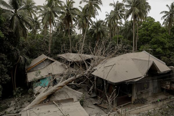 Ngôi nhà đổ nát chìm trong tro bụi sau vụ phun trào của núi lửa Taal ở Philippines - Sputnik Việt Nam