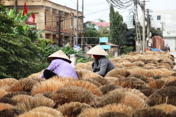 Công nhân rải bó tăm hương để phơi khô  - Sputnik Việt Nam