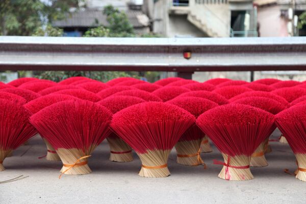 Những bó tăm hương phơi khô trên đường phố  - Sputnik Việt Nam
