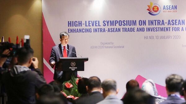 Vụ trưởng Vụ ASEAN (Bộ Ngoại giao) Vũ Hồ nhấn mạnh tầm quan trọng của việc tăng cường thương mại và đầu tư nội khối ASEAN vì một ASEAN gắn kết và chủ động thích ứng.  - Sputnik Việt Nam