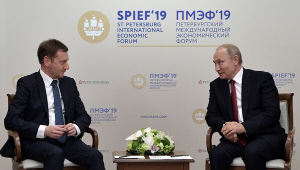 Thủ tướng bang Sachsen Michael Kretschmer và tổng thống LB Nga Vladimir Putin tại Diễn đàn Kinh tế Quốc tế Saint-Petersburg 2019 - Sputnik Việt Nam