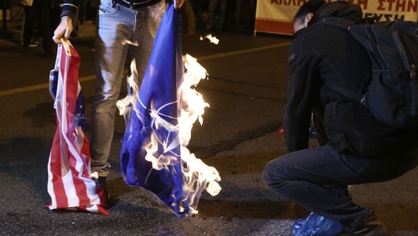 Người biểu tình tại Athens đốt cờ Hoa Kỳ và NATO - Sputnik Việt Nam