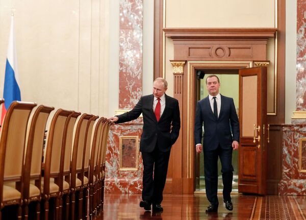 Tổng thống Vladimir Putin và Thủ tướng Dmitry Medvedev trước khi gặp các thành viên chính phủ Nga - Sputnik Việt Nam