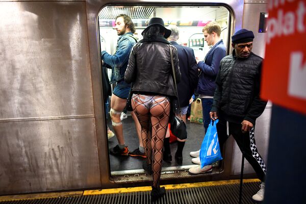 Những người tham gia phong trào Không mặc quần trong toa tàu điện ngầm ở New York - Sputnik Việt Nam