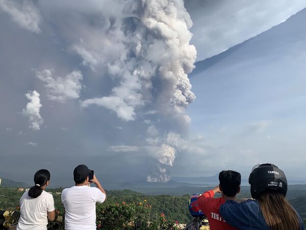 Núi lửa Taal phun trào ở Philippines - Sputnik Việt Nam