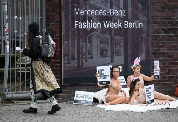 Các nhà hoạt động trong Tuần lễ thời trang Berlin - Sputnik Việt Nam