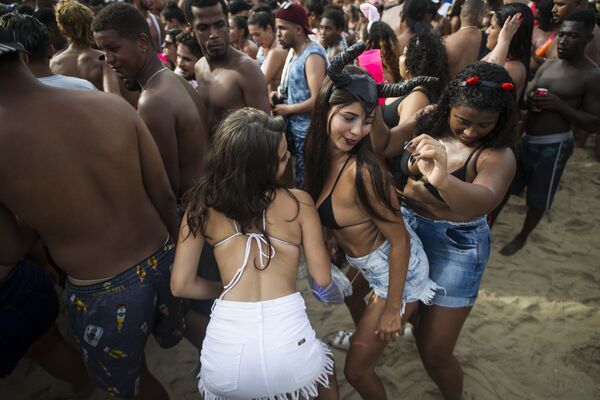 Những người tham gia lễ hội Carnival tại bãi biển Copacabana ở Brazil - Sputnik Việt Nam