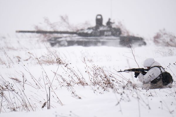 Bắn súng quân dụng khi trượt tuyết trong chương trình huấn luyện các quân nhân đơn vị cơ giới ở vùng Kemerovo, Nga - Sputnik Việt Nam