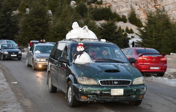 Người Syria mang tuyết bằng xe ô tô từ những ngọn núi trên bờ biển ở vùng núi Latakia - Sputnik Việt Nam
