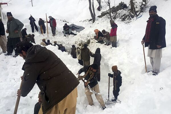 Người dân địa phương tìm kiếm nạn nhân tuyết lở ở Thung lũng Neelum, Kashmir do Pakistan kiểm soát - Sputnik Việt Nam