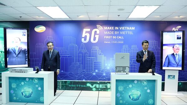 Bộ trưởng Nguyễn Mạnh Hùng và Bộ trưởng Chu Ngọc Anh thực hiện cuộc gọi video đầu tiên sử dụng đường truyền dẫn dữ liệu kết nối 5G trên thiết bị thu phát sóng gNodeB do Viettel nghiên cứu và sản xuất. - Sputnik Việt Nam