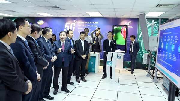 Đại biểu tham quan và làm việc tại trụ sở Tổng Công ty Công nghiệp Công nghệ cao Viettel.  - Sputnik Việt Nam