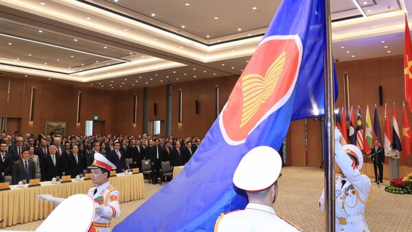Thủ tướng Nguyễn Xuân Phúc, Chủ tịch ASEAN 2020 và các đại biểu chứng kiến nghi thức thượng cờ ASEAN - Sputnik Việt Nam
