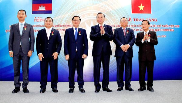 Đại tướng Tô Lâm, Bộ trưởng Bộ Công an Việt Nam trao Huân trương hữu nghị cho các cá nhân Bộ Nội vụ Vương quốc Campuchia - Sputnik Việt Nam
